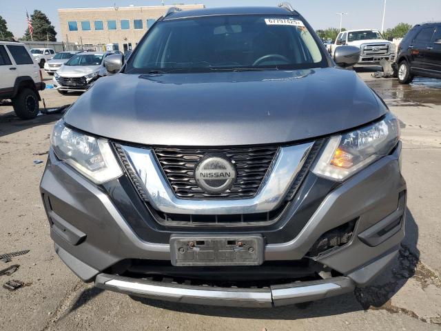 KNMAT2MV2JP577585 - 2018 NISSAN ROGUE S Szary zdjęcie 5