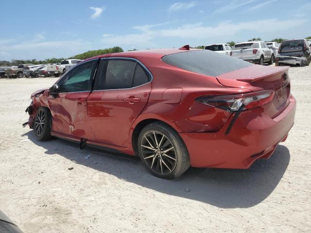 4T1G11AK8MU451432 - 2021 TOYOTA CAMRY SE RED photo 2