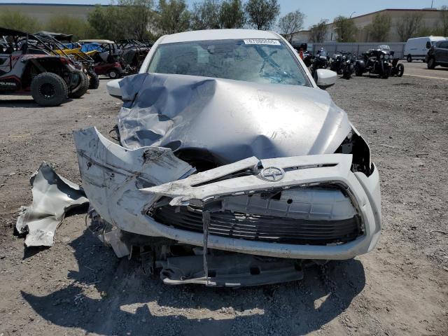 3MYDLBZV4GY136877 - 2016 TOYOTA SCION IA WHITE photo 5