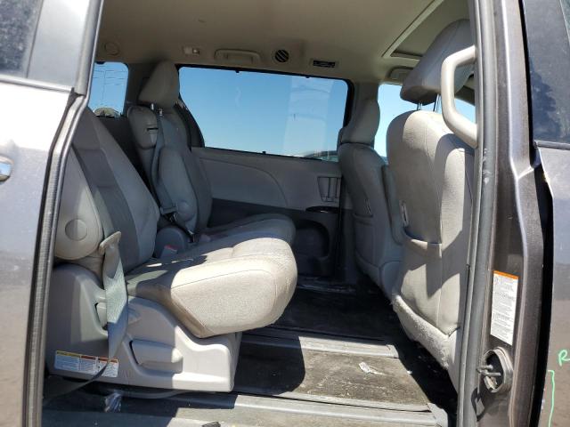 5TDYK3DC2GS740241 - 2016 TOYOTA SIENNA XLE GRAY photo 11