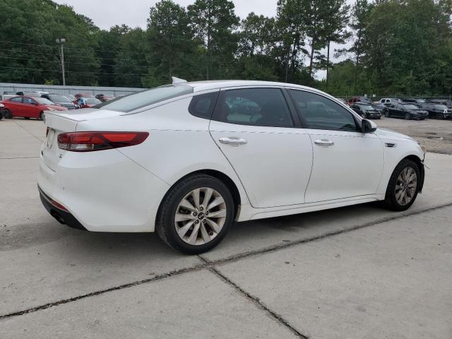 5XXGT4L34JG199900 - 2018 KIA OPTIMA LX WHITE photo 3