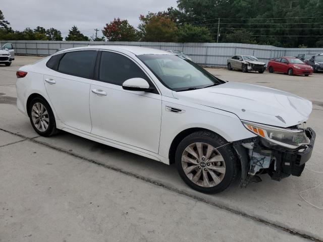 5XXGT4L34JG199900 - 2018 KIA OPTIMA LX WHITE photo 4