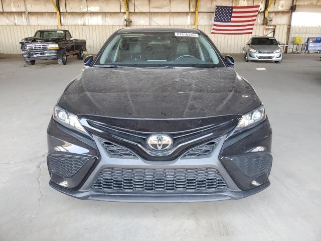 4T1G11AK9RU882420 - 2024 TOYOTA CAMRY SE NIGHT SHADE BLACK photo 5