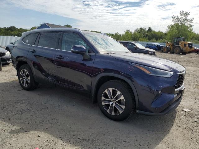 5TDGZRBH5MS537994 - 2021 TOYOTA HIGHLANDER XLE BLUE photo 4