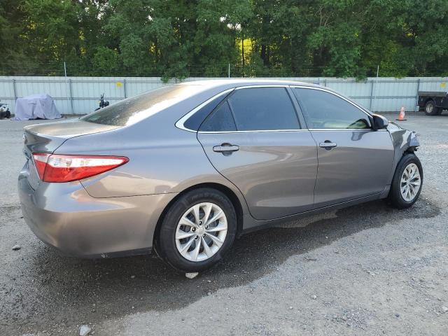 4T1BF1FKXGU138486 - 2016 TOYOTA CAMRY LE GRAY photo 3