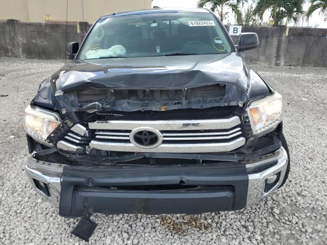 5TFRW5F18HX215387 - 2017 TOYOTA TUNDRA DOUBLE CAB SR/SR5 BLACK photo 5