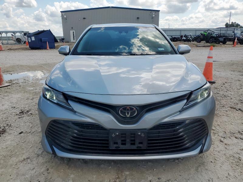 4T1B11HK8JU143382 - 2018 TOYOTA CAMRY L 银色 照片 5