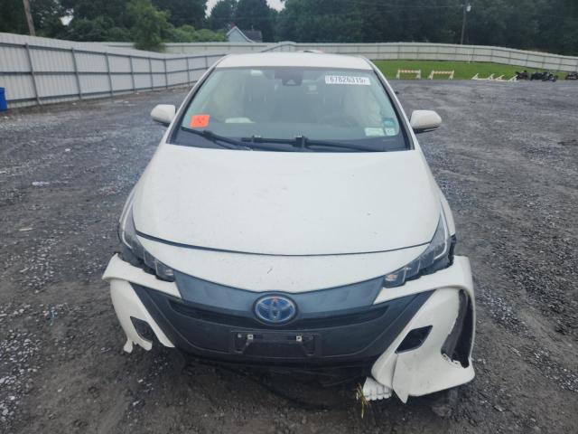 JTDKARFP1J3085221 - 2018 TOYOTA PRIUS PRIM WHITE photo 5