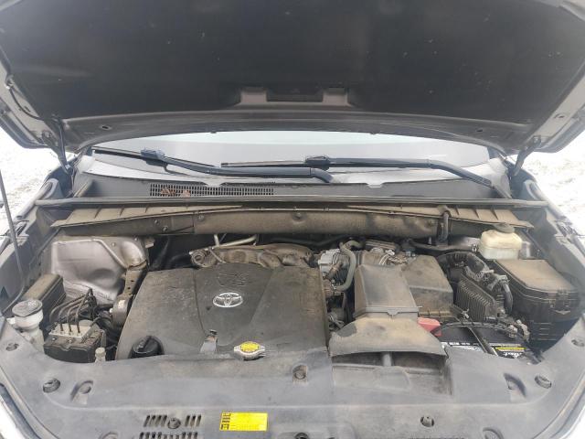5TDKZRFH0HS224801 - 2017 TOYOTA HIGHLANDER SE GRAY photo 12