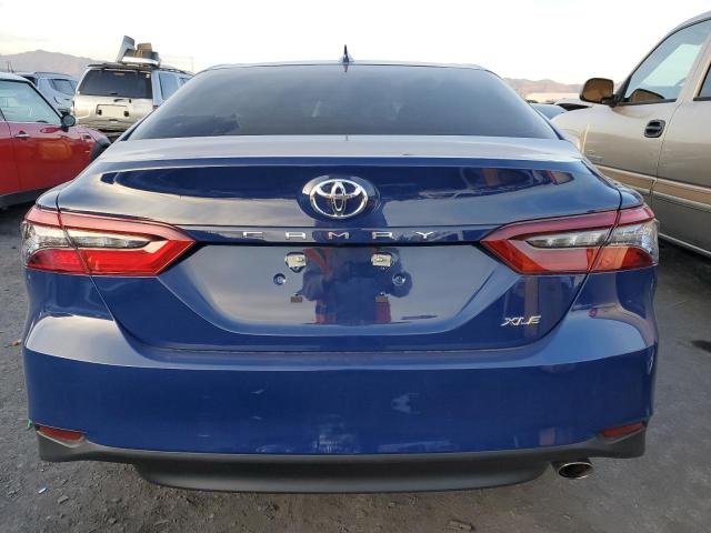 4T1F11AK7PU095975 - 2023 TOYOTA CAMRY XLE BLUE photo 6