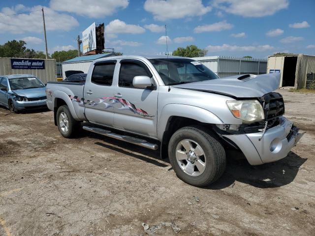 5TEKU72N28Z483291 - 2008 TOYOTA TACOMA DOUBLE CAB PRERUNNER LONG BED SILVER photo 4