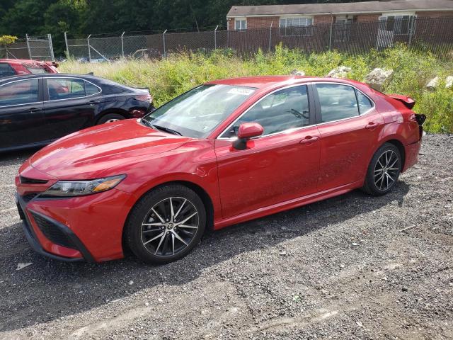 4T1G11AK7NU058524 - 2022 TOYOTA CAMRY SE RED photo 1