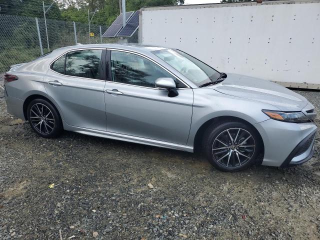 4T1G11BK8PU100488 - 2023 TOYOTA CAMRY SE NIGHT SHADE SILVER photo 4