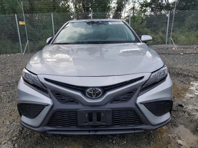 4T1G11BK8PU100488 - 2023 TOYOTA CAMRY SE NIGHT SHADE SILVER photo 5