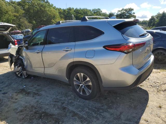 5TDGZRBH8NS256970 - 2022 TOYOTA HIGHLANDER XLE SILVER photo 2