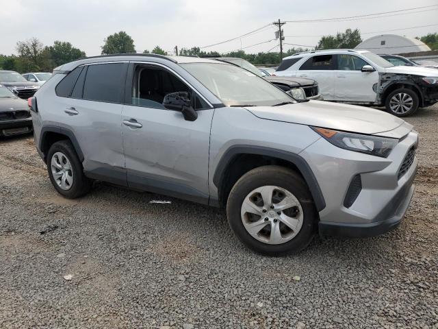 2T3H1RFV8KW041370 - 2019 TOYOTA RAV4 LE ვერცხლისფერი ფოტო 4