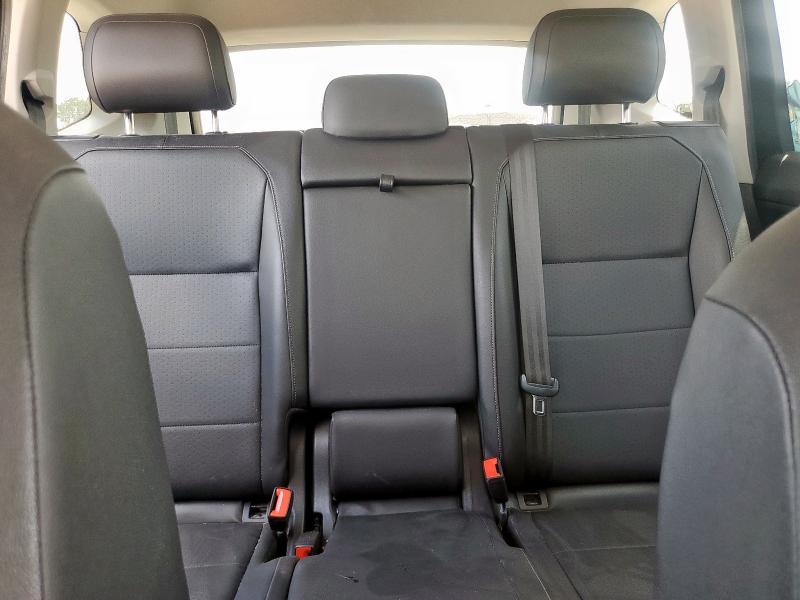 3VV3B7AX6JM059887 - 2018 VOLKSWAGEN TIGUAN SE შავი ფოტო 10