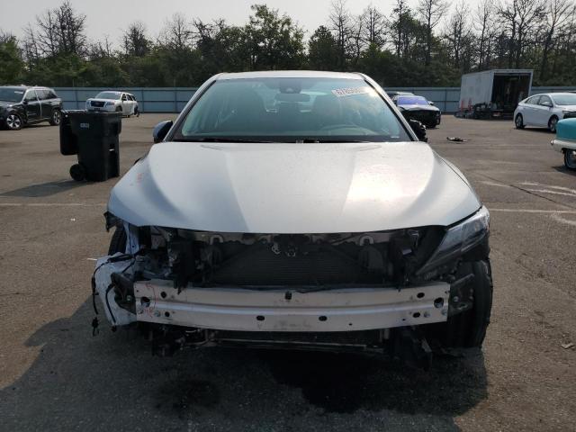 4T1G11AK7NU663787 - 2022 TOYOTA CAMRY SE 银色 照片 5