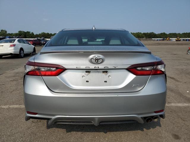 4T1G11AK7NU663787 - 2022 TOYOTA CAMRY SE 银色 照片 6