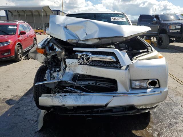 JTEBU5JR4B5044866 - 2011 TOYOTA 4RUNNER SR5 فضي صورة 5