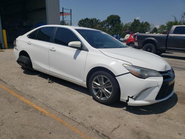 4T1BF1FK8HU445334 - 2017 TOYOTA CAMRY SE LE Beyaz fotoğraf 4