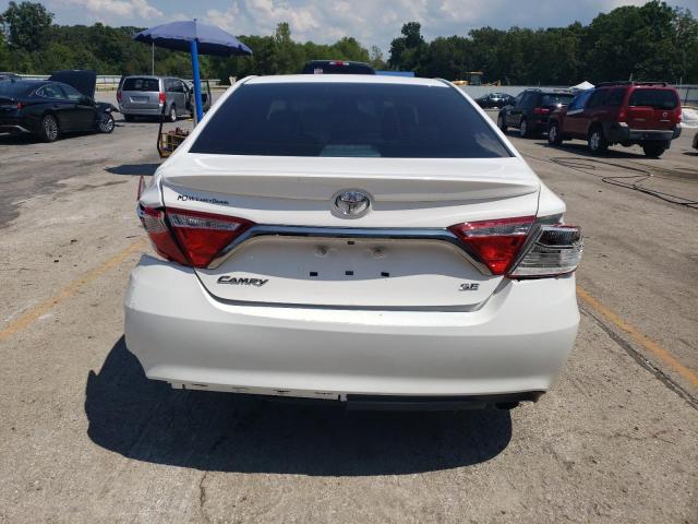 4T1BF1FK8HU445334 - 2017 TOYOTA CAMRY SE LE Beyaz fotoğraf 6