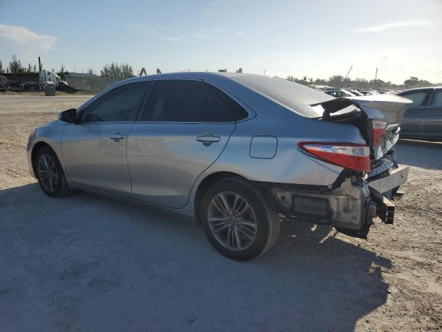 4T1BF1FK3HU749512 - 2017 TOYOTA CAMRY LE 银色 照片 2