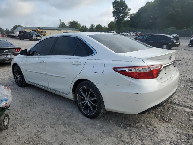 4T1BF1FK2HU721703 - 2017 TOYOTA CAMRY LE WHITE photo 2