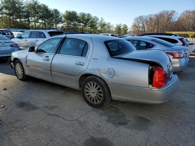 1LNHM82W73Y705046 - 2003 LINCOLN TOWN CAR SIGNATURE SILVER photo 2