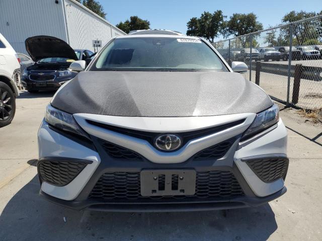 4T1G11AK4PU129312 - 2023 TOYOTA CAMRY SE NIGHT SHADE WHITE photo 5