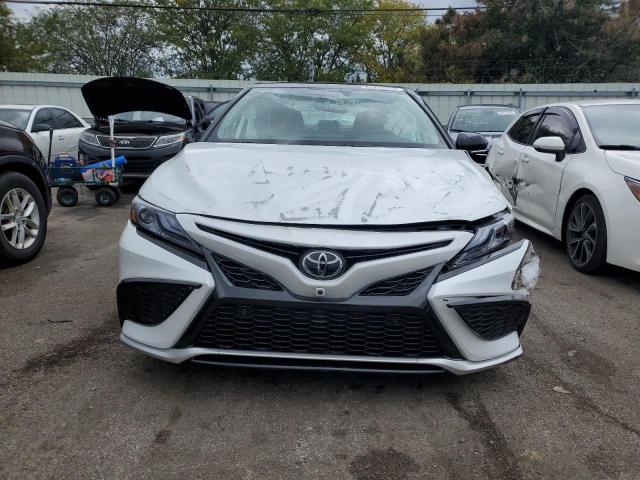 4T1KZ1AK9PU083902 - 2023 TOYOTA CAMRY TRD WHITE photo 5