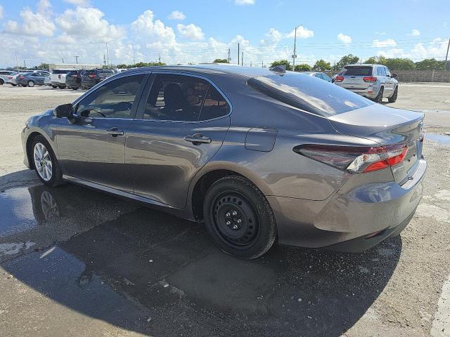 4T1C11AK3NU071205 - 2022 TOYOTA CAMRY LE GRAY photo 2