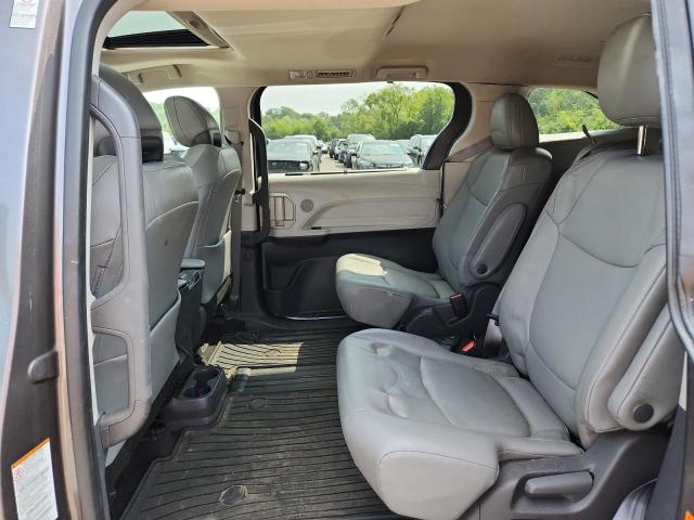 5TDYRKEC8MS037114 - 2021 TOYOTA SIENNA XLE GRAY photo 11