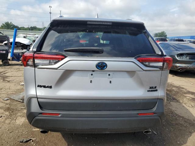 4T3RWRFV5RU112072 - 2024 TOYOTA RAV4 XLE Gümüş foto 6