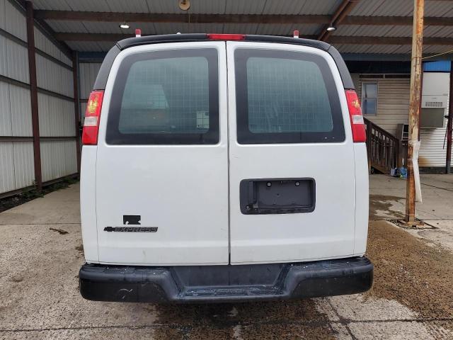1GCWGBFP5J1335093 - 2018 CHEVROLET EXPRESS G2 Weiß Foto 6