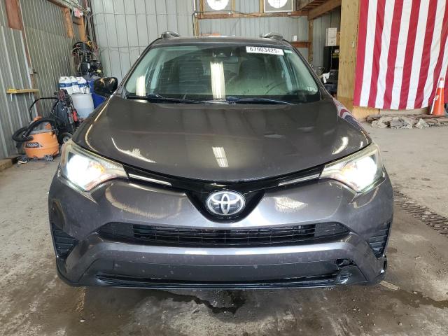 2T3BFREV7HW659586 - 2017 TOYOTA RAV4 LE ნაცრისფერი ფოტო 5