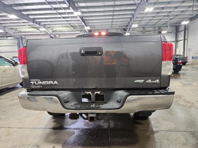 5TFUW5F15BX168241 - 2011 TOYOTA TUNDRA DOUBLE CAB SR5 GRAY photo 6