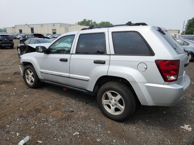 1J4GR48K05C724787 - 2005 JEEP GRAND CHEROKEE LAREDO SILVER photo 2