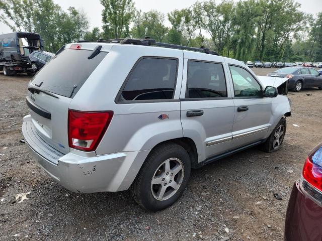 1J4GR48K05C724787 - 2005 JEEP GRAND CHEROKEE LAREDO SILVER photo 3