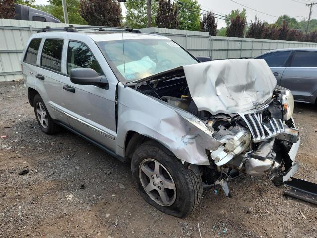 1J4GR48K05C724787 - 2005 JEEP GRAND CHEROKEE LAREDO SILVER photo 4