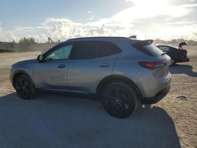 LRBFZNR4XPD034841 - 2023 BUICK ENVISION ESSENCE SILVER photo 2