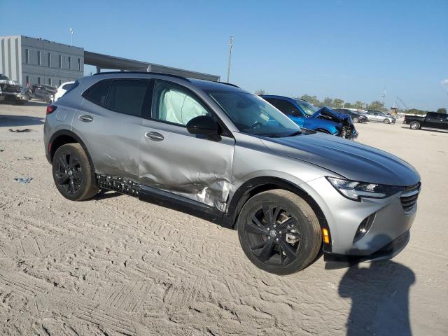 LRBFZNR4XPD034841 - 2023 BUICK ENVISION ESSENCE SILVER photo 4