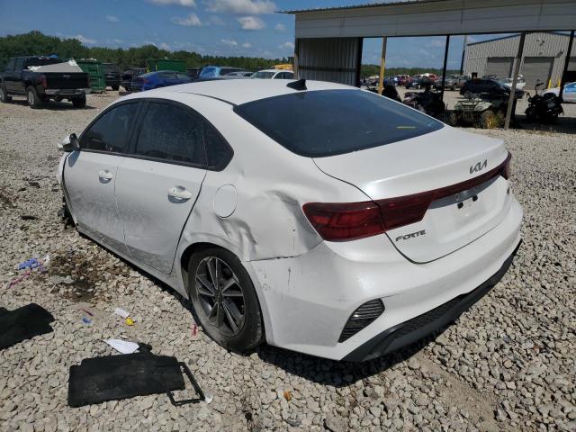 3KPF24AD0NE462375 - 2022 KIA FORTE FE WHITE photo 2