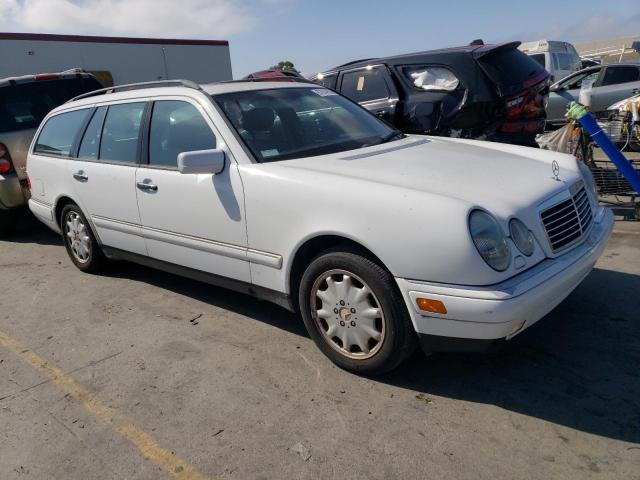 WDBJH82F3WX012977 - 1998 MERCEDES-BENZ E 320 4MATIC WHITE photo 4