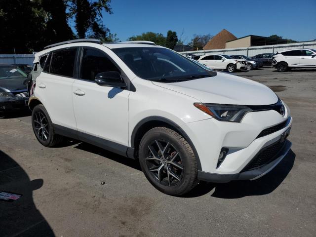 JTMJFREVXGJ075398 - 2016 TOYOTA RAV4 SE WHITE photo 4