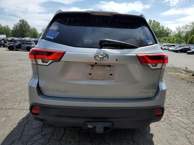 5TDJZRFH5HS521333 - 2017 TOYOTA HIGHLANDER SE ვერცხლისფერი ფოტო 6