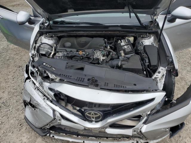 4T1B11HK7JU075804 - 2018 TOYOTA CAMRY L 银色 照片 11