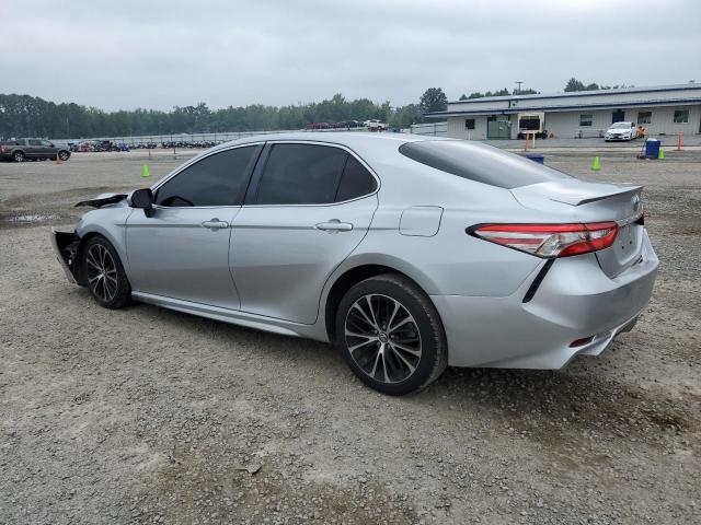 4T1B11HK7JU075804 - 2018 TOYOTA CAMRY L 银色 照片 2