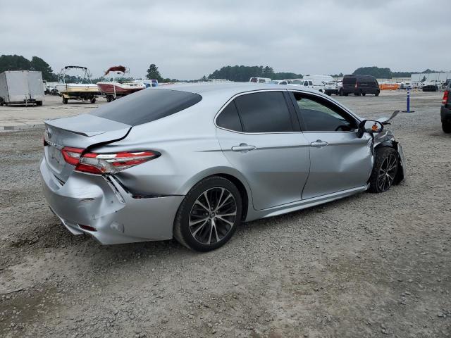 4T1B11HK7JU075804 - 2018 TOYOTA CAMRY L 银色 照片 3