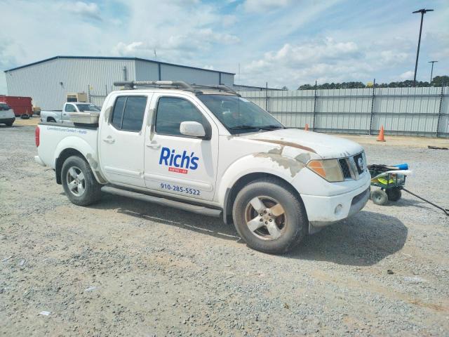 1N6AD07U35C459317 - 2005 NISSAN FRONTIER CREW CAB LE WHITE photo 4